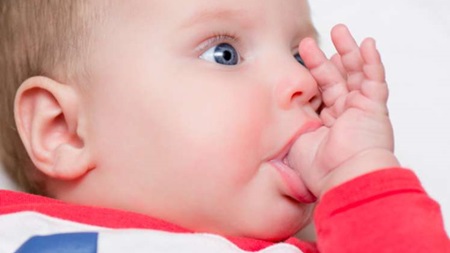 しゃぶり いつまで 指 赤ちゃん・新生児の指しゃぶりはいつから？防止する方法は？